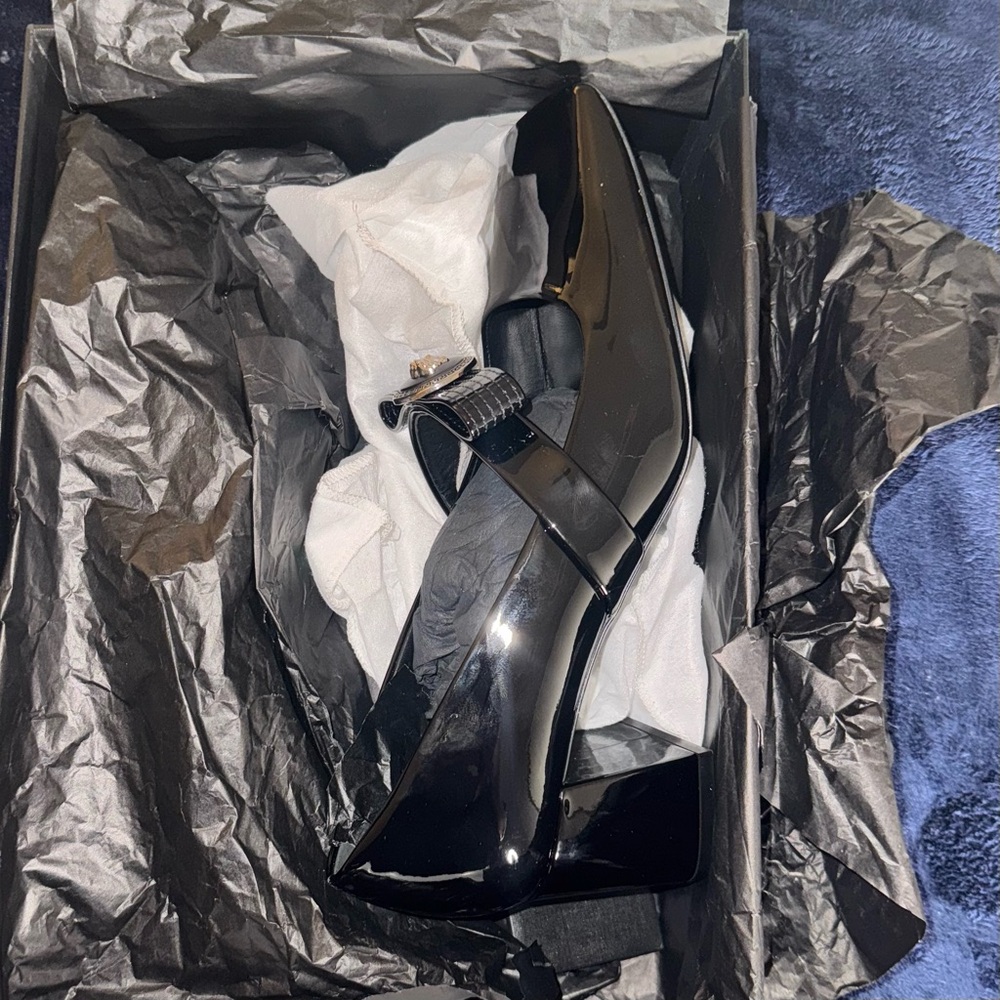 VERSACE 
Patent Leather Medusa Bow Mary
Jane Pump 38.5EU / 8.5US - Picture 4 of 15